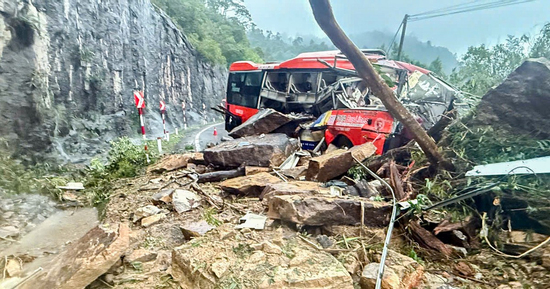 Hình ảnh hiện trường sạt lở trúng xe khách trên đèo Khánh Lê, 6 người tử vong