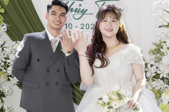 'Hot girl trăm ký' Ngô Thủy Tiên khoe ảnh đám cưới, xuất thân chú rể gây chú ý