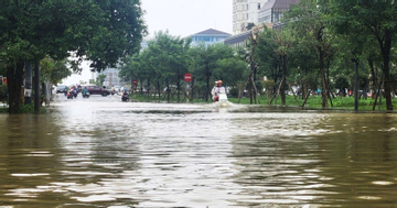 Huế bước vào đợt lũ thứ tư liên tiếp, còi hú cảnh báo vang khắp thành phố