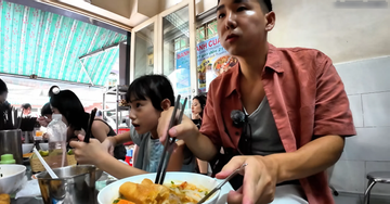 Khách Nhật thử bánh canh cua ở TPHCM, khen ngon nhất, húp cạn nước dùng