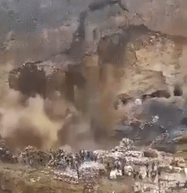 Khoảnh khắc kinh hoàng cầu sập khiến hơn 30 thợ mỏ thiệt mạng