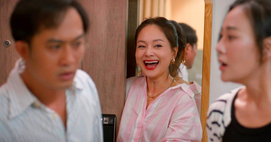 Lan Phương sốc khi bị Doãn Quốc Đam bóp cổ ngoài kịch bản