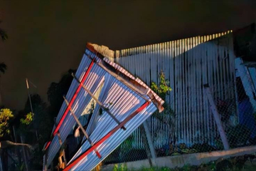 Lốc xoáy trong đêm ở Đà Nẵng, nhiều ngôi nhà hư hỏng nặng