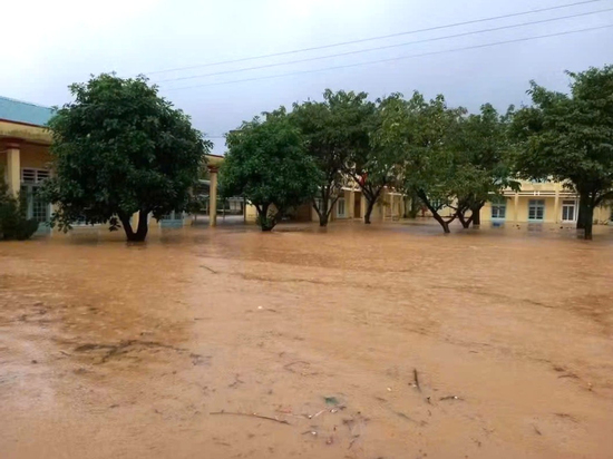 Lũ bủa vây nhà dân ở Huế - Quảng Trị, ô tô ngập trong biển nước