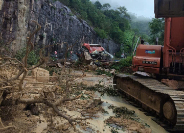 Sạt lở đè bẹp xe khách tại đèo Khánh Lê: Đưa 2 thi thể cuối cùng ra khỏi xe