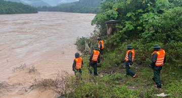 100 người tìm kiếm tài xế xe đầu kéo vượt rào chắn bị lũ cuốn mất tích