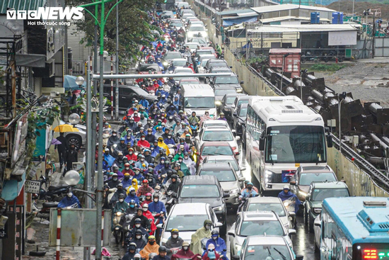 Chật vật trong mưa lạnh từ sáng sớm, người Hà Nội nhích từng mét đến công sở