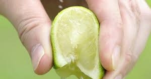 Chồng đột quỵ trong nhà vệ sinh, vợ nhanh tay vắt chanh vào miệng 'cầu may'