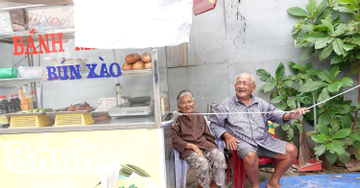 Chồng ung thư mỗi ngày cùng vợ 86 tuổi mưu sinh bên góc phố gây xúc động