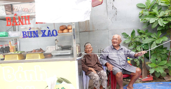 Chồng ung thư mỗi ngày cùng vợ 86 tuổi mưu sinh bên góc phố gây xúc động