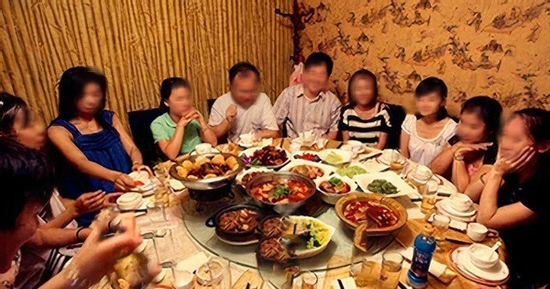 Đàn ông càng ít tiền càng ngại họp lớp: Sự thật trần trụi ở tuổi trung niên