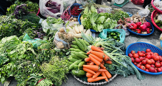 Giá rau xanh tăng 'phi mã', bà nội trợ dè xẻn từng mớ rau, quả cà chua