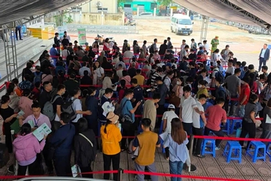 Hàng trăm khách thức đêm chờ mua NƠXH, chủ đầu tư bất ngờ đổi 'chiến thuật'