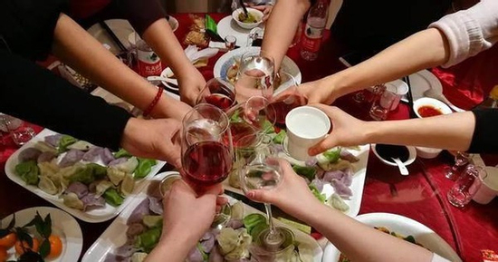 Họp lớp 25 năm, 20 người tái mặt vì hóa đơn bữa nhậu: Đi về đồng loạt rời nhóm