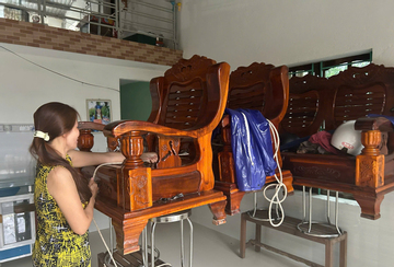 Người dân Đà Nẵng kê cao đồ đạc, đưa ô tô lên cầu, làm chuồng tạm cho trâu để tránh lũ