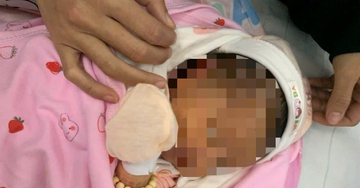 Nhờ bế hộ bé gái sơ sinh rồi biến mất, người phụ nữ lạ mặt để lại lời nhắn day dứt