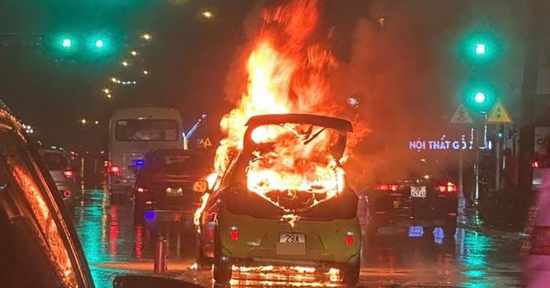 Ô tô bốc cháy ngùn ngụt giữa trời mưa ở Hà Nội