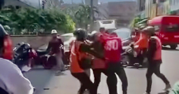 Shipper bị nhóm đồng nghiệp vây đánh giữa đường ở TP.HCM