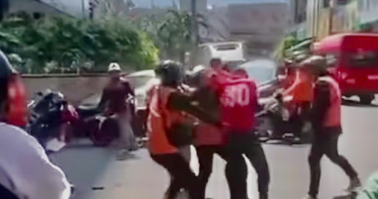 Shipper bị nhóm đồng nghiệp vây đánh giữa đường ở TP.HCM