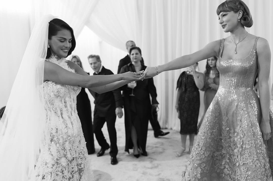 Taylor Swift nắm tay Selena Gomez đầy xúc động tại đám cưới
