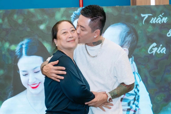 Tuấn Hưng trải lòng sau lễ tang của mẹ