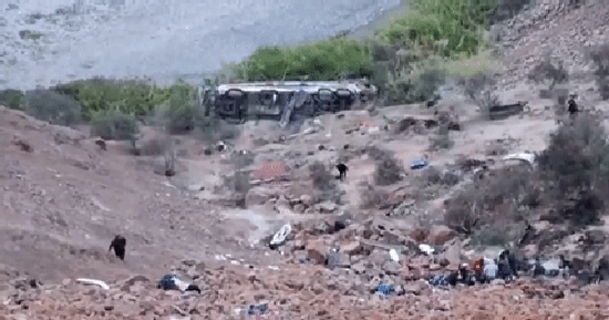 Xe buýt chở 60 người lao xuống vực sâu 200 m, 37 người thiệt mạng