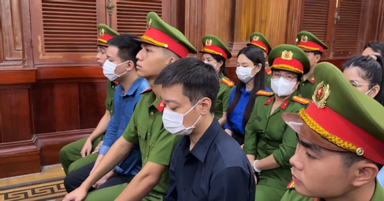 CLIP: Nguyễn Thúc Thùy Tiên, Quang Linh Vlog và Hằng Du mục trong phòng xử