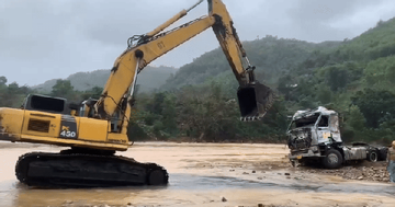CLIP: Xe đầu kéo trong vụ tài xế bị lũ cuốn ở Quảng Trị đã được trục vớt, hé lộ hình ảnh đầu tiên