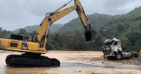 CLIP: Xe đầu kéo trong vụ tài xế bị lũ cuốn ở Quảng Trị đã được trục vớt, hé lộ hình ảnh đầu tiên