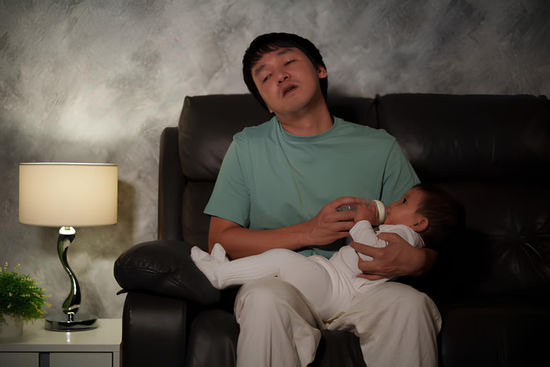 Con tôi khóc đêm, hàng xóm trả thù bằng cách bật nhạc ầm ĩ