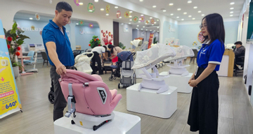 Ghế trẻ em trên ô tô lên 