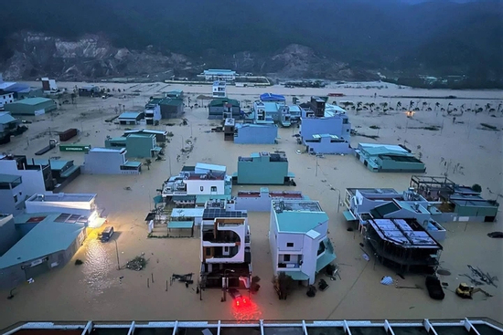 Gia Lai mưa trắng trời, nước lũ cuồn cuộn chảy, người dân cầu cứu khắp nơi