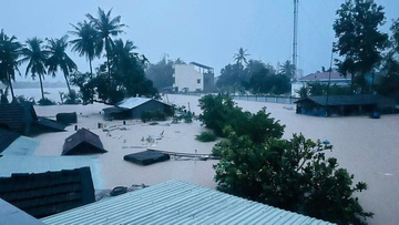 Hàng trăm nhà dân ở Đắk Lắk ngập sâu qua nóc, người dân bị cô lập kêu cứu