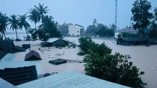 Hàng trăm nhà dân ở Đắk Lắk ngập sâu qua nóc, người dân bị cô lập kêu cứu