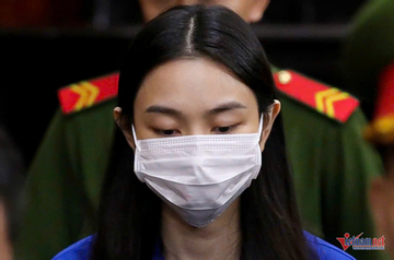 Hoa hậu Thùy Tiên, Hằng Du Mục bật khóc xin lỗi khách hàng