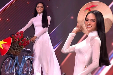 Hương Giang mặc áo dài trắng, dắt xe đạp trên sân khấu Miss Universe