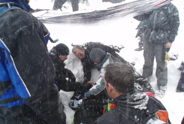 Người đàn ông sống sót kỳ diệu sau 5 giờ bị chôn sống dưới tuyết