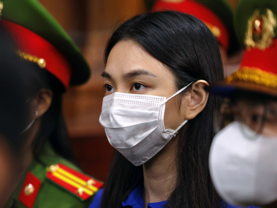 Nguyễn Thúc Thùy Tiên đồng ý để 2 luật sư bào chữa