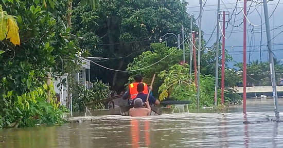 Nha Trang vẫn ngập sâu, nhiều nơi nước lũ vẫn cuồn cuộn đổ về