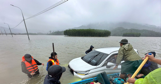 Phớt lờ cảnh báo băng qua đoạn đường ngập, 2 người đi ô tô bị lũ cuốn