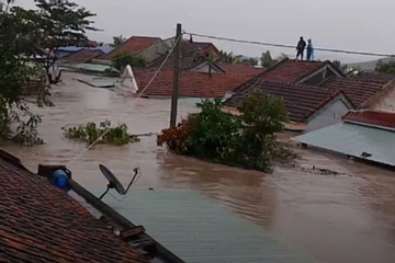 Thủy điện ở Đắk Lắk xả lũ lớn nhất từ trước đến nay, nhiều nhà dân ngập lút mái