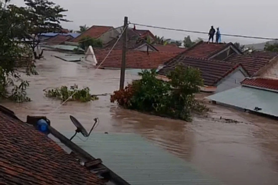 Thủy điện ở Đắk Lắk xả lũ lớn nhất từ trước đến nay, nhiều nhà dân ngập lút mái