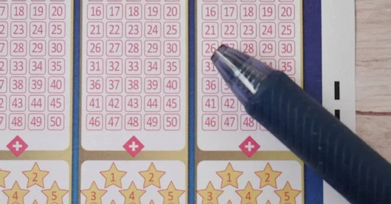 Trúng số 102 tỷ đồng, người chồng U70 'giả nghèo' để lừa vợ và cái kết