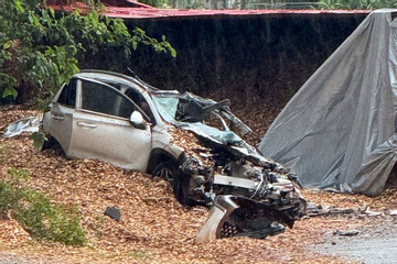 Xe container đè ô tô bẹp dúm, 5 người bị thương