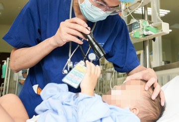 Bé trai 14 tháng tuổi phải nhập viện vì nuốt hạt nở đồ chơi