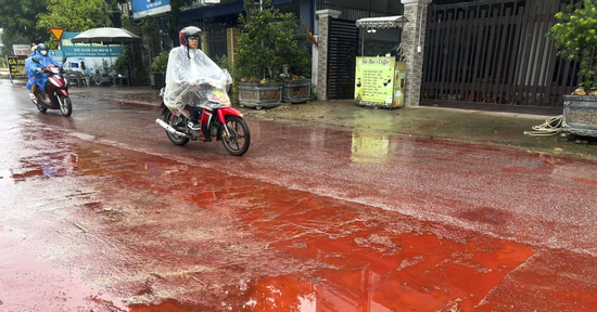 Chất lỏng màu đỏ như máu phủ kín mặt đường, người dân hoang mang