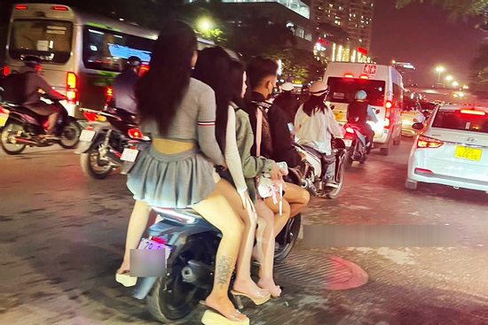 Đi xe máy 'kẹp 4' ở Hà Nội, nam thanh niên bị ghi hình gửi Cục trưởng CSGT