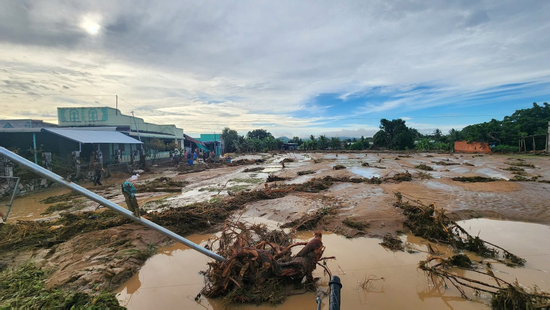 Người dân tháo chạy trước cảnh vỡ hồ chứa, nước cuồn cuộn ở Lâm Đồng