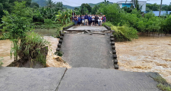 Sập cầu ở Quảng Ngãi, người đi xe máy rơi xuống dòng nước chảy xiết