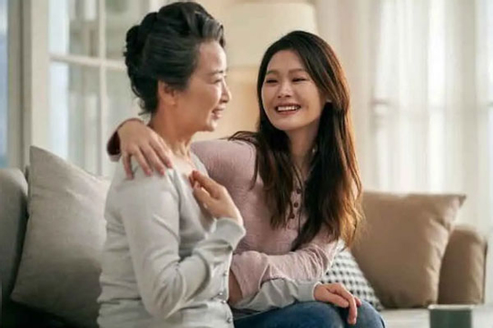 Tôi từng giận con dâu lạnh nhạt, cho đến khi nghe được cuộc điện thoại của con với mẹ ruột